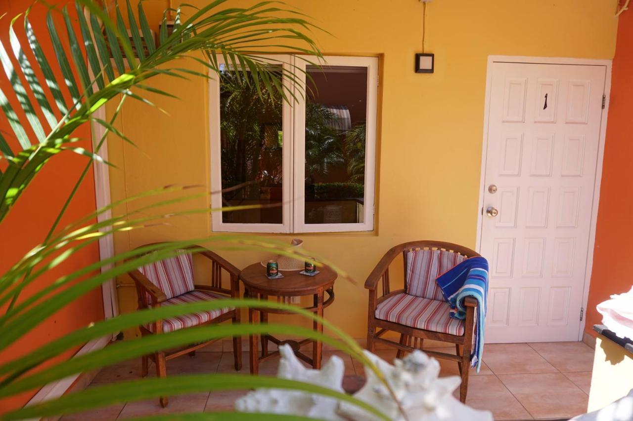 Carinas Studio Apartments Palm Beach Zewnętrze zdjęcie