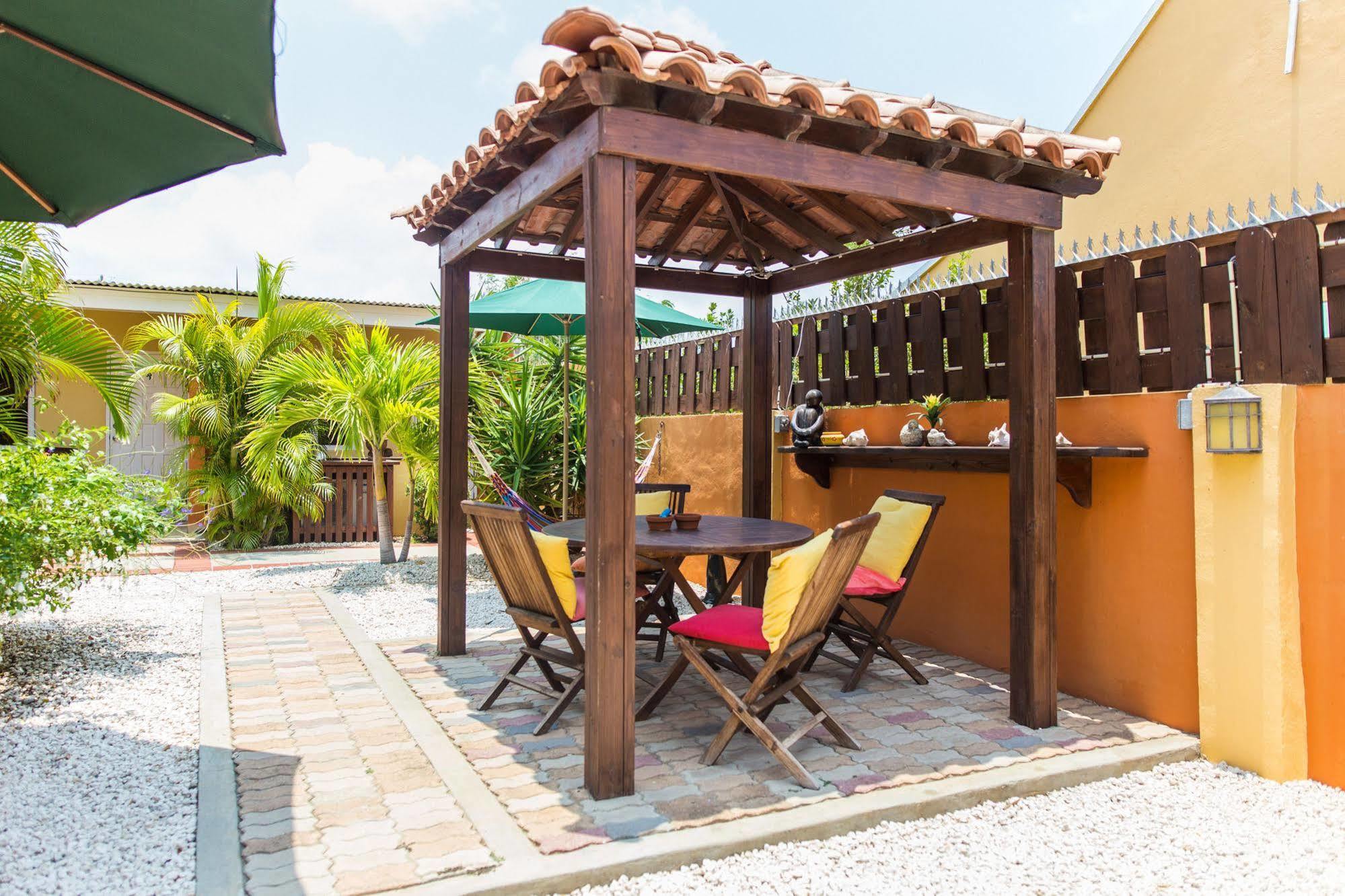 Carinas Studio Apartments Palm Beach Zewnętrze zdjęcie